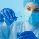 Dados clínicos do IMMUSE® no suporte ao sistema imunológico Mulher no laboratorio formulando o Immuse suplemento para sistema imunologico