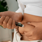 CONTROLA emagrecedor - mulher aplicando canetinha - analogo de GLP-1