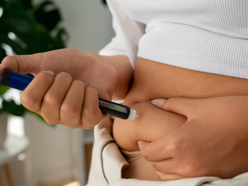 Picos glicêmicos - MULHER APLICANDO CANETINHA - INSULINA