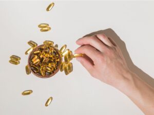 Mão segurando Ômega 3 - Epa - EpaPure - Capsulas douradas