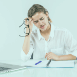 Dicas de regulação e alternativas para controlar a ansiedade e o estresse Mulher estressada com ansiedade sentada em frente ao computador - MEDIATE® é solução