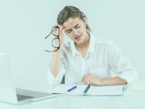 Mulher estressada com ansiedade sentada em frente ao computador - MEDIATE® é solução
