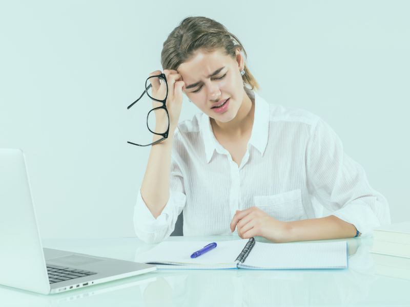 Mulher estressada com ansiedade sentada em frente ao computador - MEDIATE® é solução