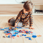 MENINO AUTISTA BRINCANDO COM QUEBRA CABEÇA