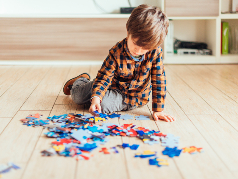 MENINO AUTISTA BRINCANDO COM QUEBRA CABEÇA