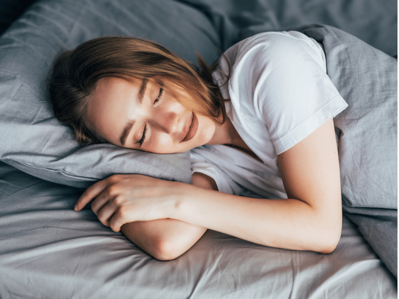 Mulher dormindo tranquilamente em conteúdo sobre como dormir bem, como dormir melhor e como melhorar o sono.