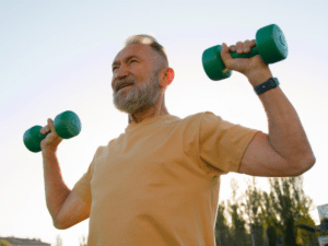 Homem adulto realizando exercício com pesos em conteúdo sobre glicina, para que serve glicina, benefícios da glicina, colágeno, creatina e saúde muscular.