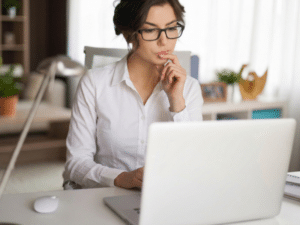 Mulher concentrada usando notebook em conteúdo sobre memória e concentração, memória fraca e suporte cognitivo individualizado.