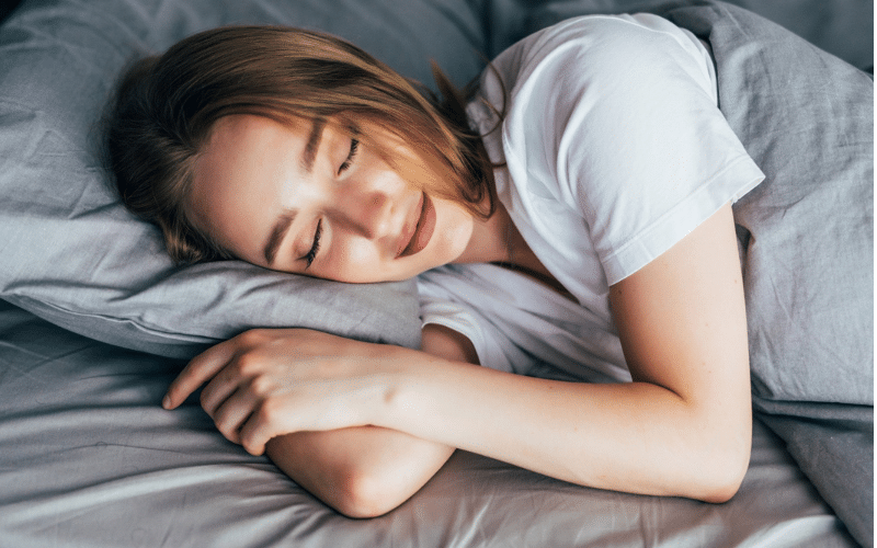 Mulher dormindo tranquilamente em conteúdo sobre como dormir bem, como dormir melhor e como melhorar o sono.
