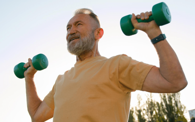 Homem adulto realizando exercício com pesos em conteúdo sobre glicina, para que serve glicina, benefícios da glicina, colágeno, creatina e saúde muscular.