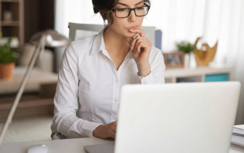 Mulher concentrada usando notebook em conteúdo sobre memória e concentração, memória fraca e suporte cognitivo individualizado.